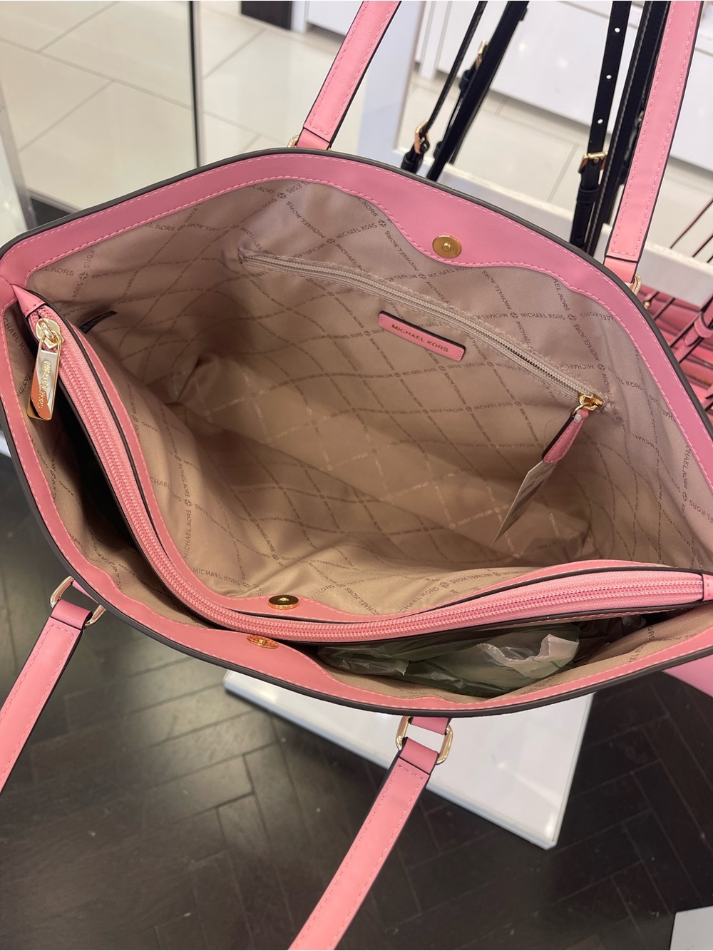 MICHAEL MICHAEL KORS SHEILA
CARNATION LG Multifunctional TOTE bag 
Carnation
NWT - Picture 8 of 16